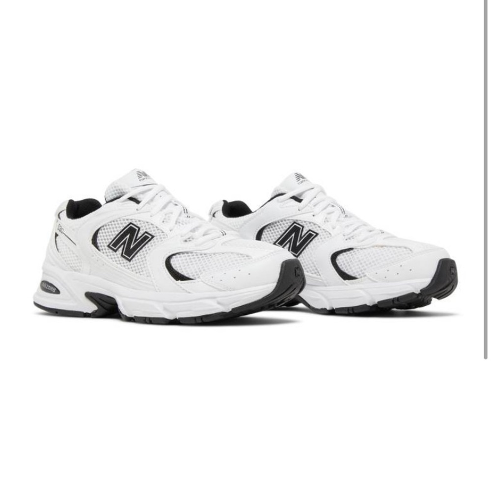 New Balance 530 in black and white! Size 5.5 in mens, size 7 in womens
